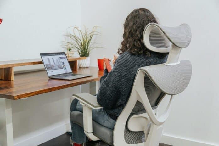 Hoe bevorderen bedrijven een gezonde werkomgeving met ergonomisch meubilair?