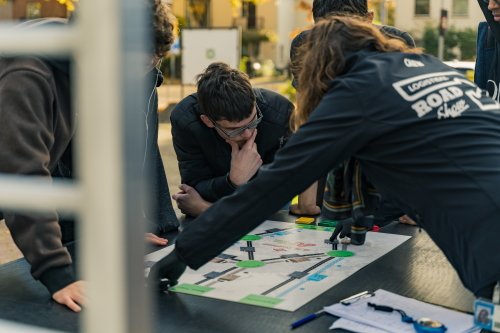 H.M. Verploegen Mannen boven plattegrond