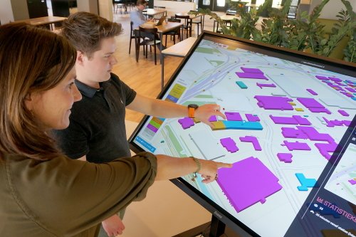 Man en vrouw bij scherm